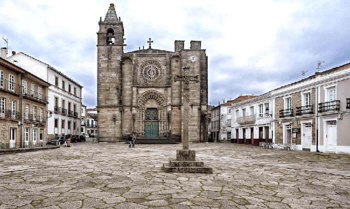 Casco histórico medieval de Noia con calles empedradas y iglesias
