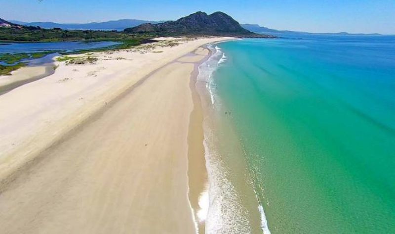 Playa de Area Maior (Xalfas), playa salvaje con dunas y laguna cerca de Muros