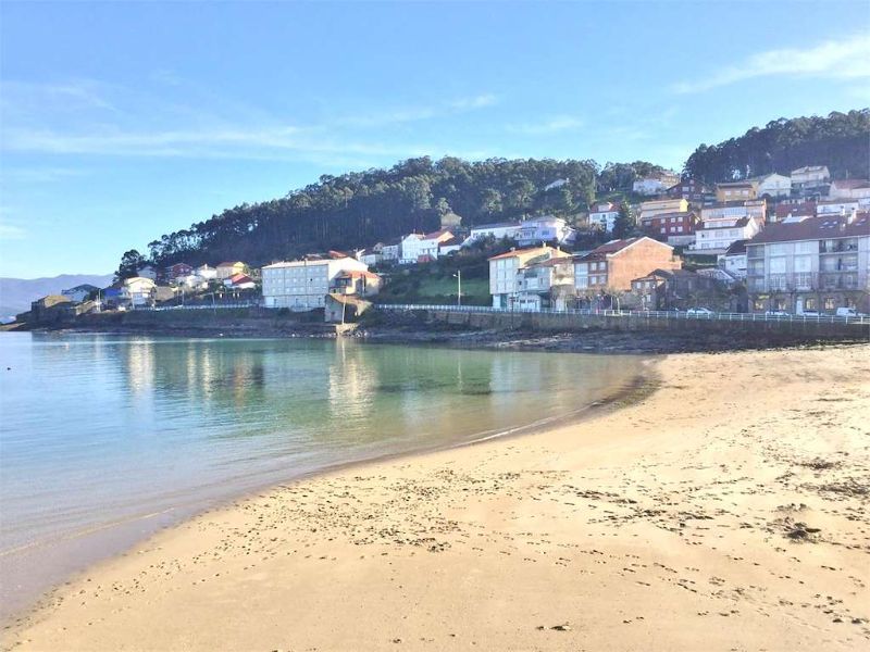 Playa del Castillo en el centro de Muros, junto al puerto pesquero