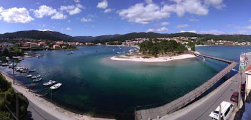 Playa de Esteiro, playa familiar con pinar y chiringuito cerca de Muros