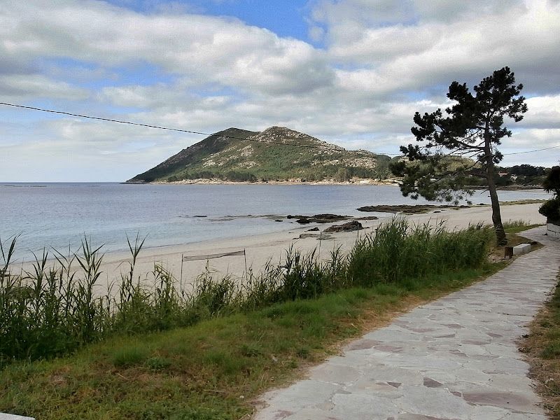 Playa de San Francisco en Louro, playa familiar con pinar cerca de Muros