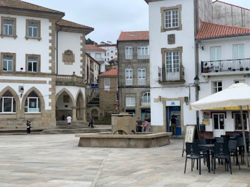 Curro da Plaza, plaza del Ayuntamiento de Muros con terrazas de bares y restaurantes