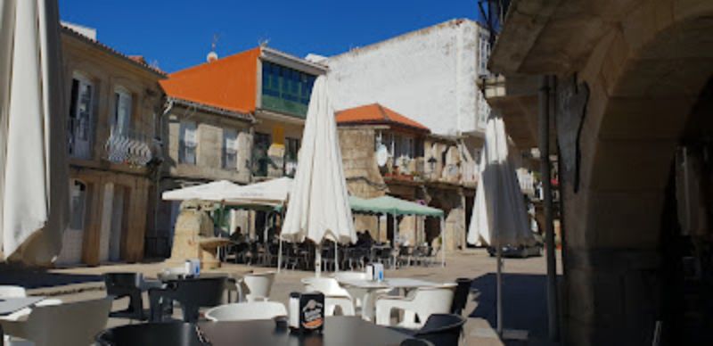 Plaza de la Pescadería Vella de Muros, zona de vinos con fuente del lagarto