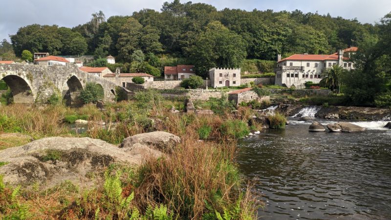 Puente medieval de Pontemaceira del siglo XII, uno de los pueblos más bonitos de España