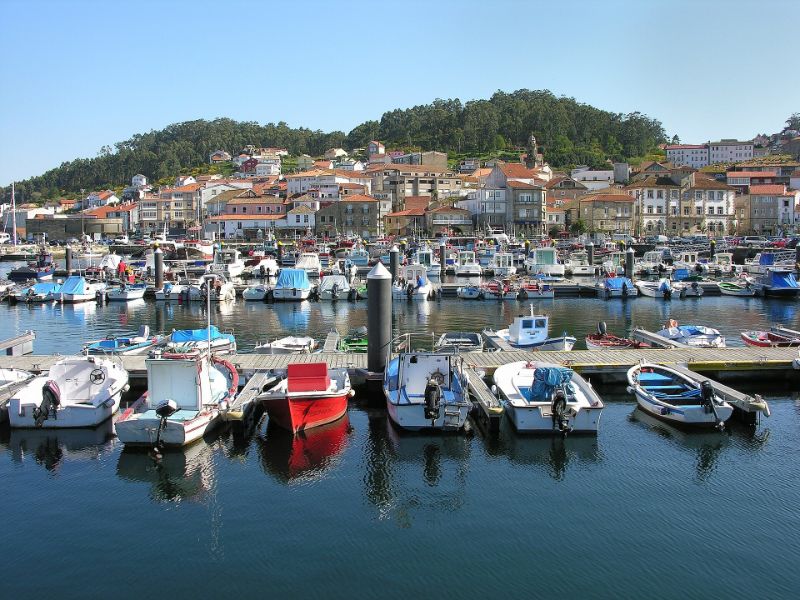 Puerto pesquero de Muros con barcos de pesca tradicionales