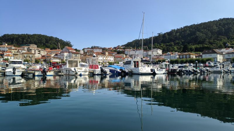 Vista panorámica del pueblo costero de Muros, en la ría de Muros-Noia, Galicia