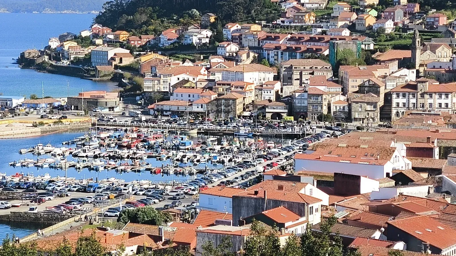 Puerto de Muros, Galicia — barcas de pesca tradicional en la ría