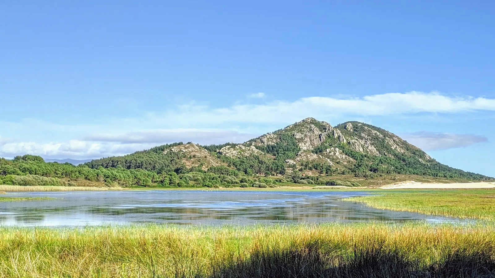Laguna de Louro — naturaleza protegida en Muros