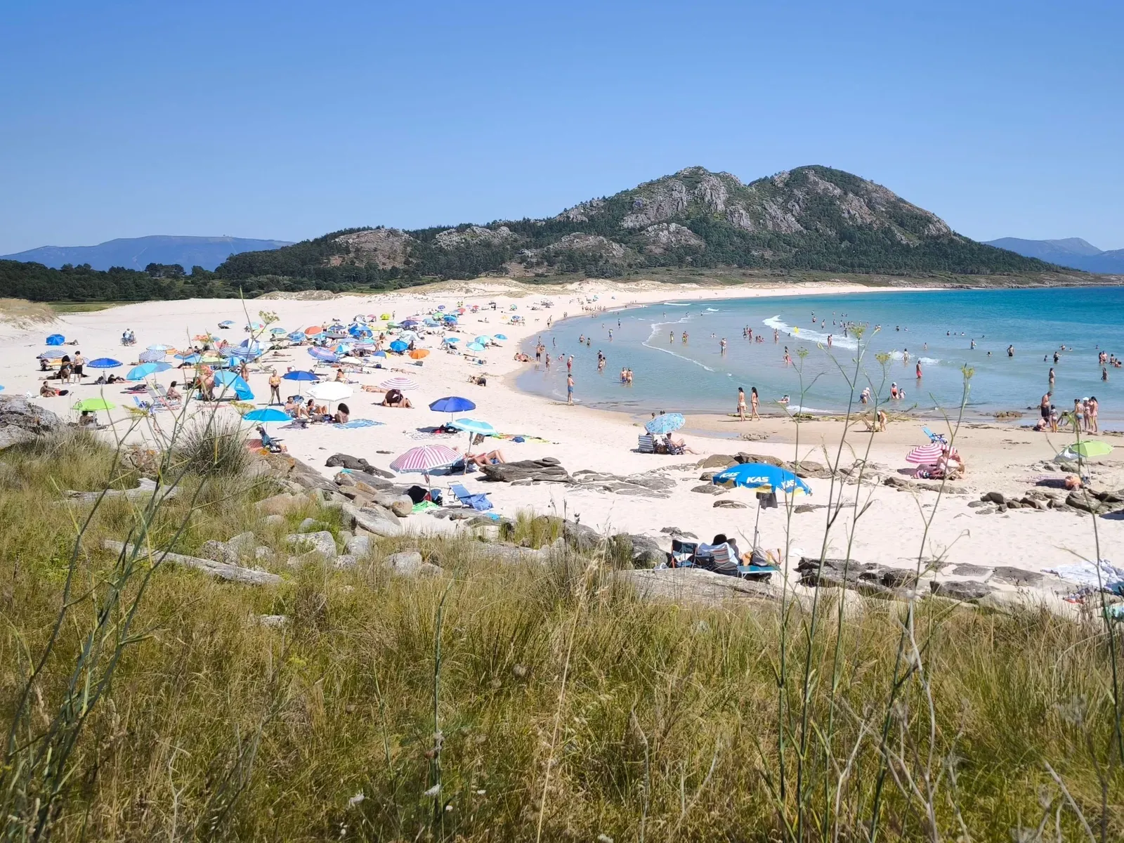Playa de Area Maior, Louro — arena fina y aguas cristalinas