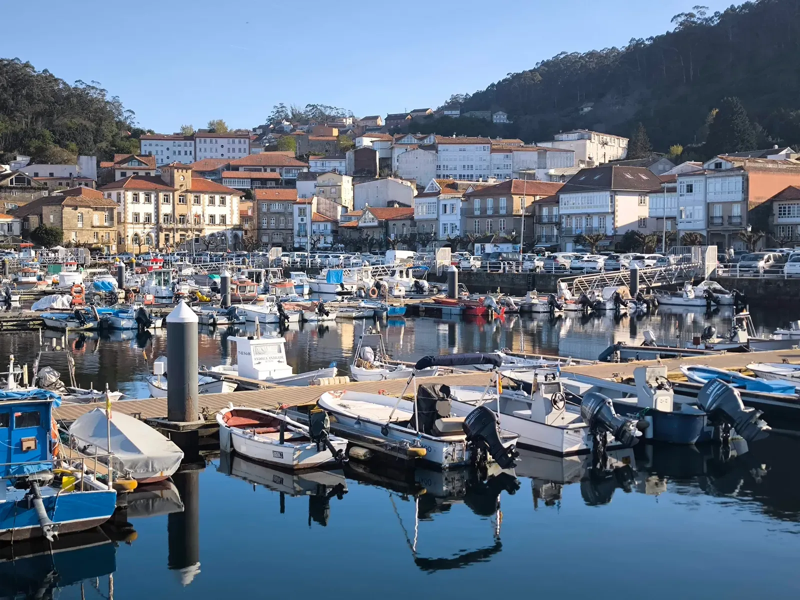 Puerto pesquero de Muros — barcas tradicionales y villa marinera